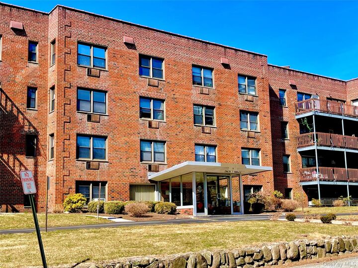Property Photo: 5 Oakdale Manor B18 NY 10901
