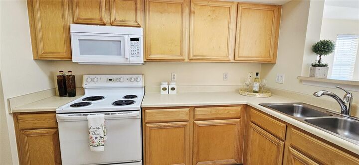 Property Photo: 1040 Villagio Circle 201 FL 34237
