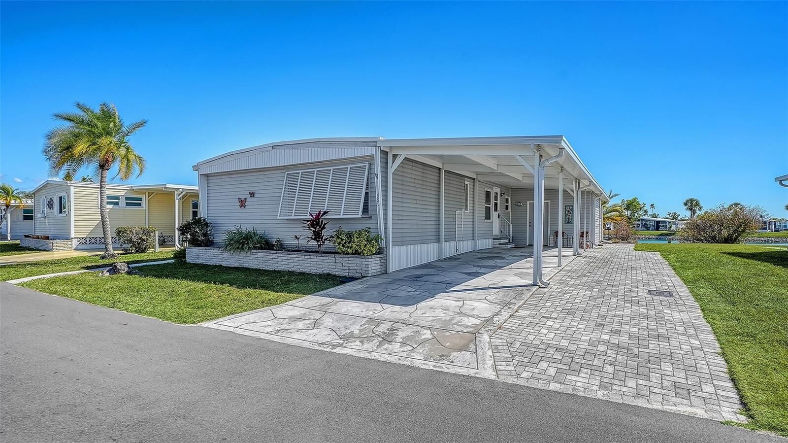 Property Photo:  522 Via Veneto  FL 34285 