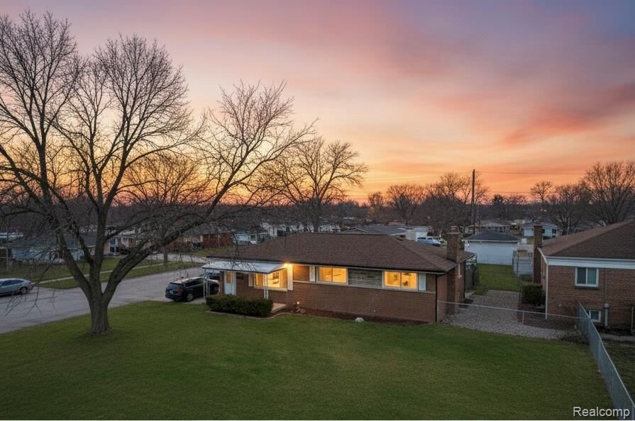 Property Photo:  32960 Oakview Drive  MI 48092 1092 