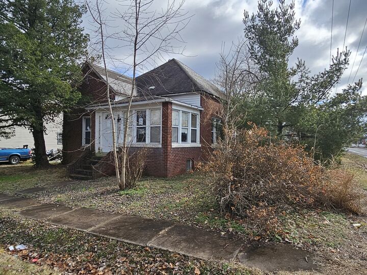 Property Photo:  402 E Lindell Street  IL 62896 