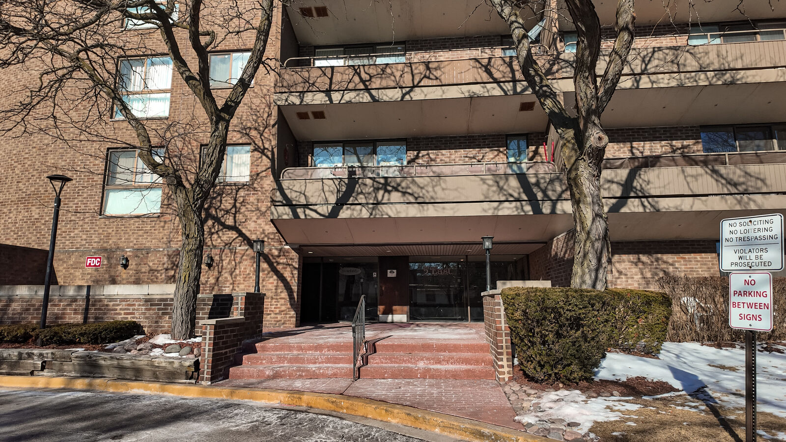 Property Photo:  5 E Carriageway Drive 201  IL 60429 