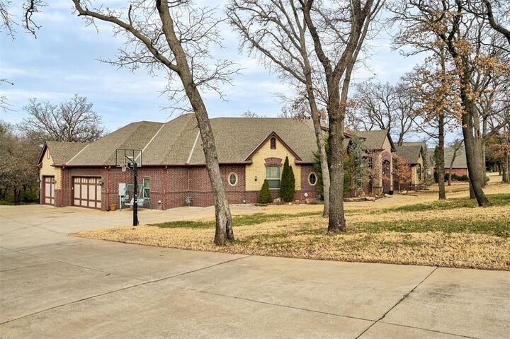 Property Photo: 9109 Via Del Vista OK 73131