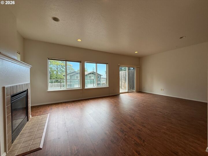Property Photo:  815 Old County Rd 5  OR 97415 