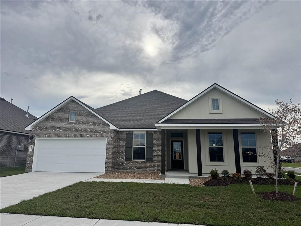 Property Photo: 4654 E Ridge Road E LA 70607