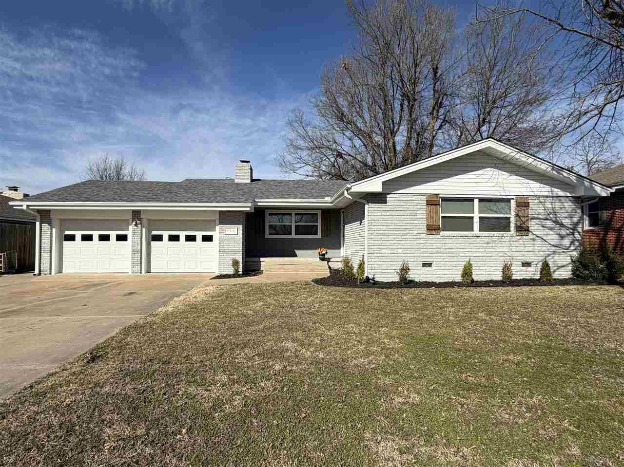 Property Photo:  822 E 6th Street  OK 74023 