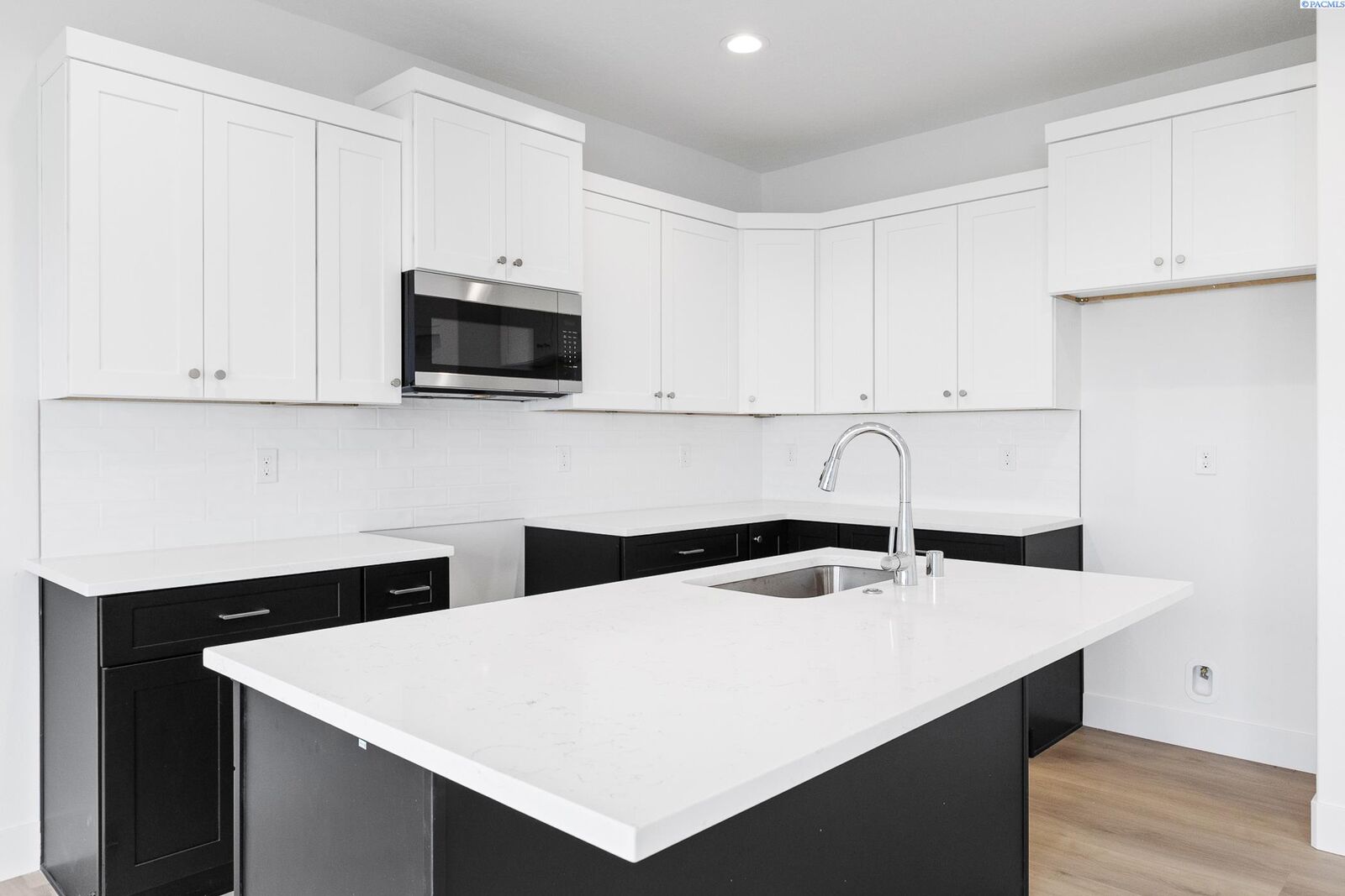 Property Photo:  7518 Grapevine Ct  WA 99353 