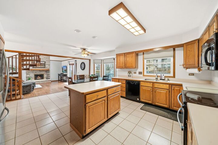 Property Photo:  2110 Aspen Drive  IL 60102 