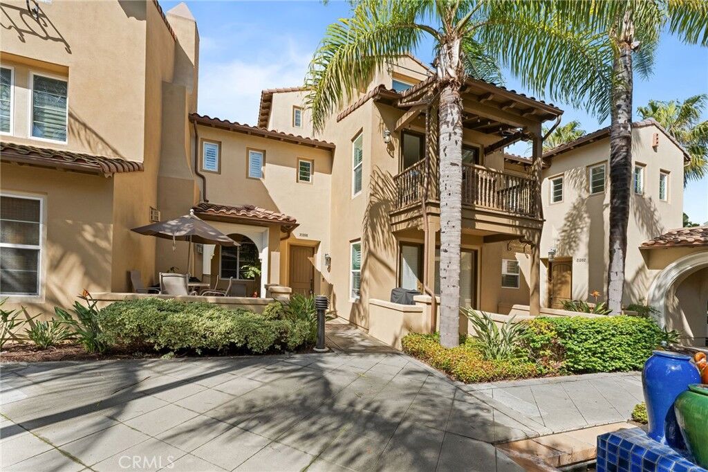 Property Photo:  21386 Armilla  CA 92648 