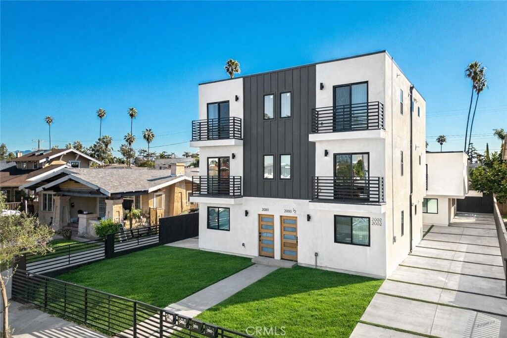 Property Photo:  2002 Hillcrest Drive  CA 90016 