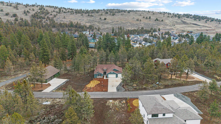 Property Photo: 1211 Vine Maple Drive OR 97601