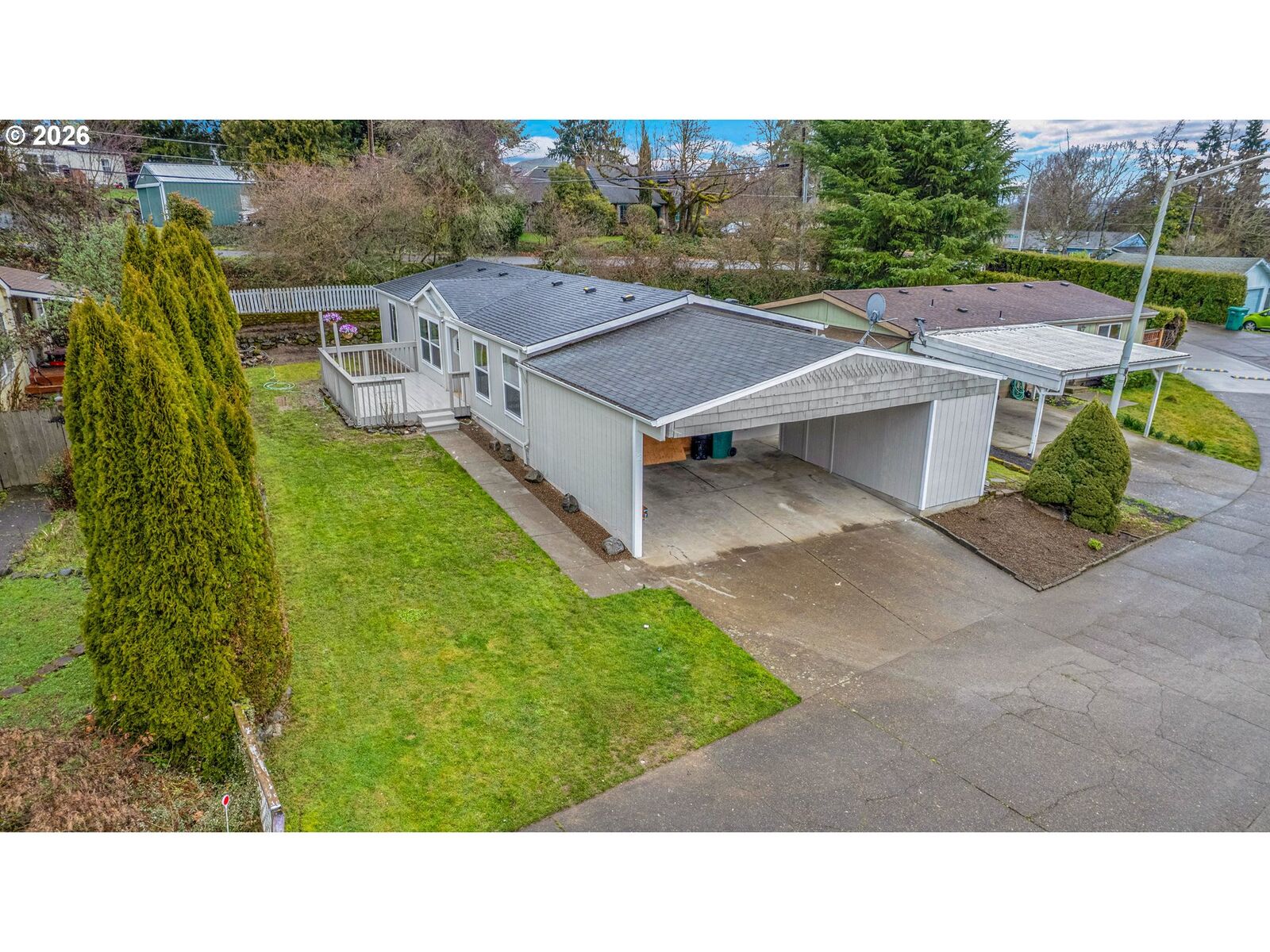 Property Photo:  625 SW 9th St #2  OR 97115 