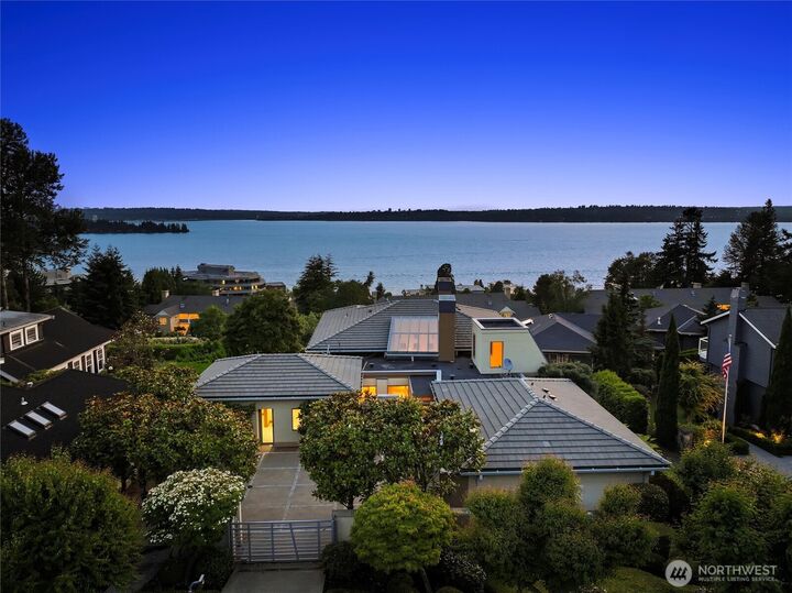 Property Photo:  5511  104th Avenue NE  WA 98033 