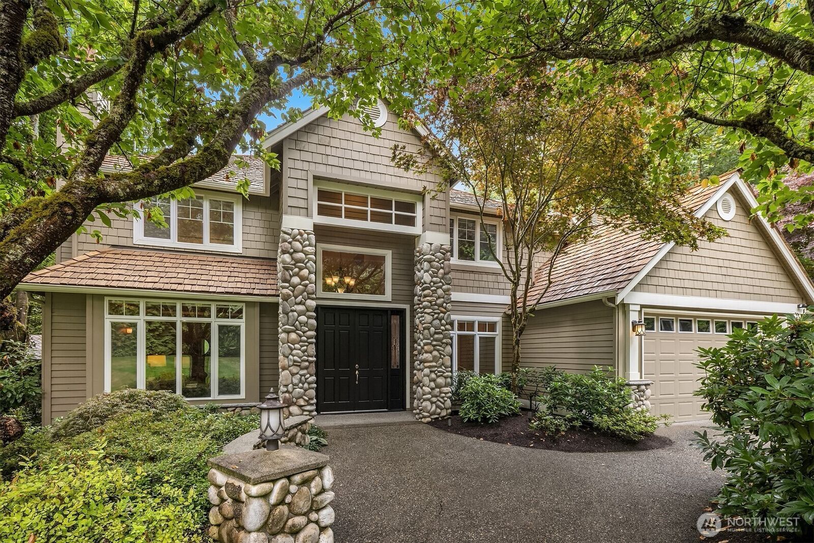 Property Photo:  8425  213th Place NE  WA 98053 