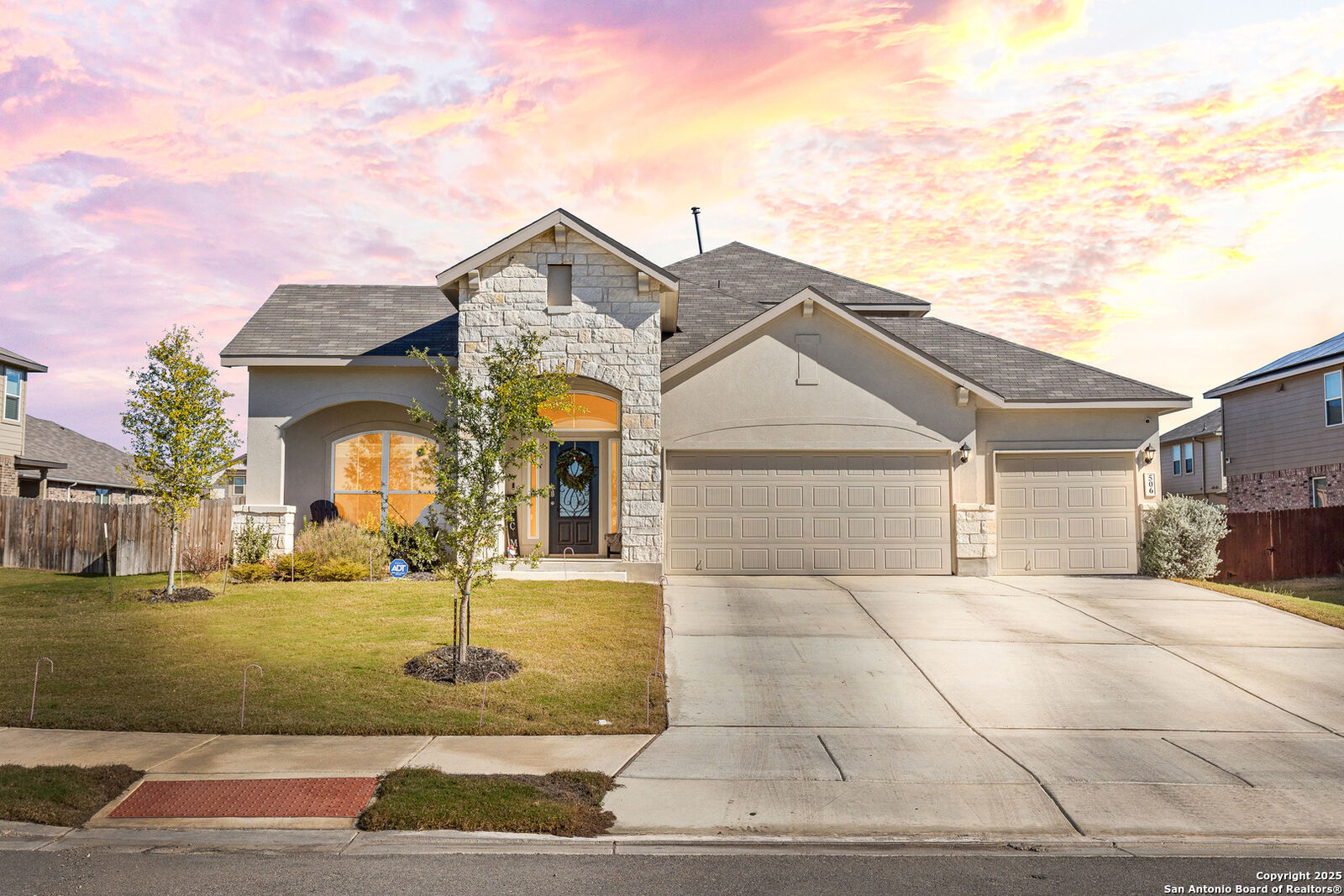 Property Photo:  506 Nickel Brk  TX 78108 