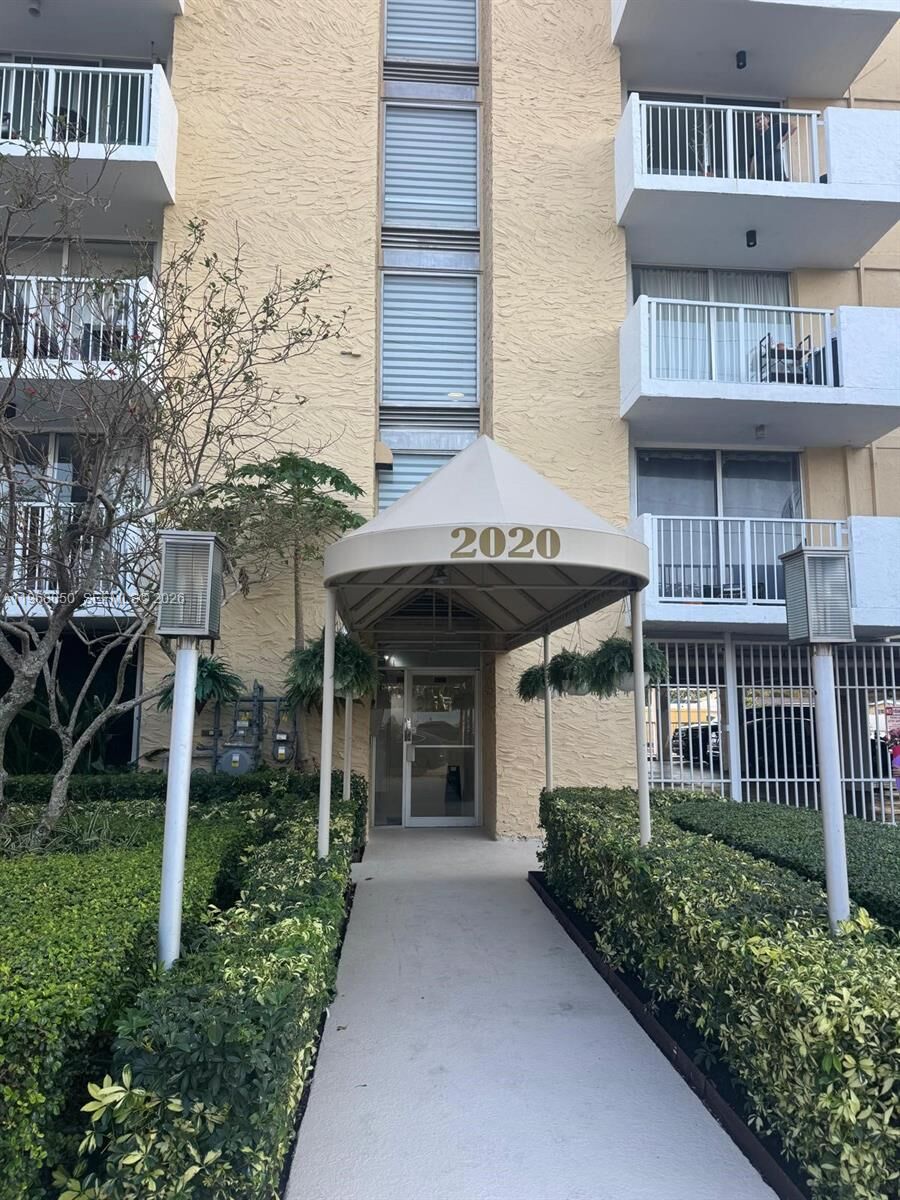 Property Photo:  2020 NE 135th St 811  FL 33181 