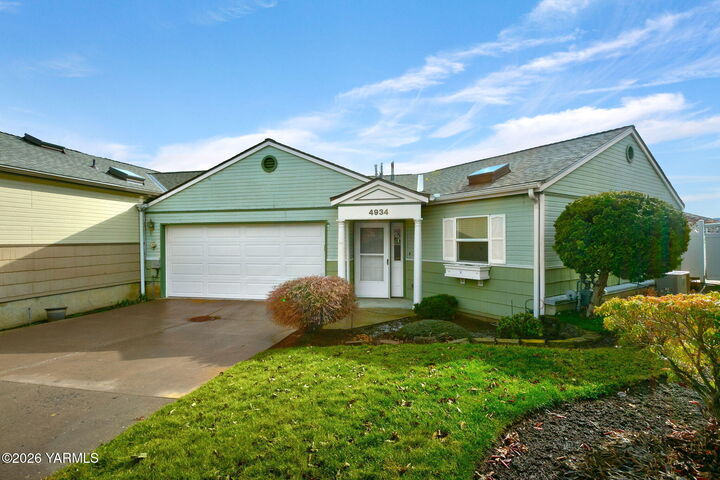 Property Photo:  4934 Apple Blossom Ct  WA 98908 