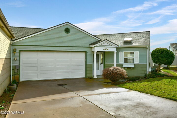 Property Photo:  4934 Apple Blossom Ct  WA 98908 