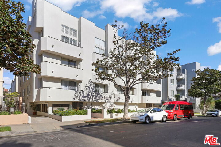 Property Photo:  1164 Wellesley Ave  CA 90049 