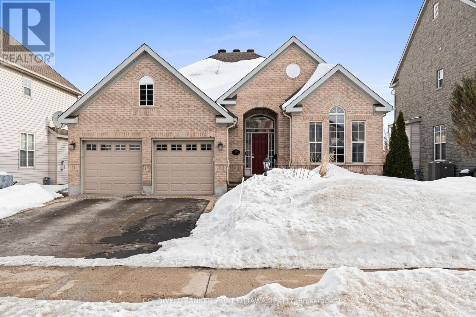 Property Photo: 19 Fencerow Way ON K2J 4X8