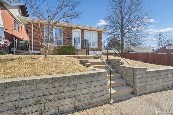 Property Photo: 1122 Grandview Place MO 63139