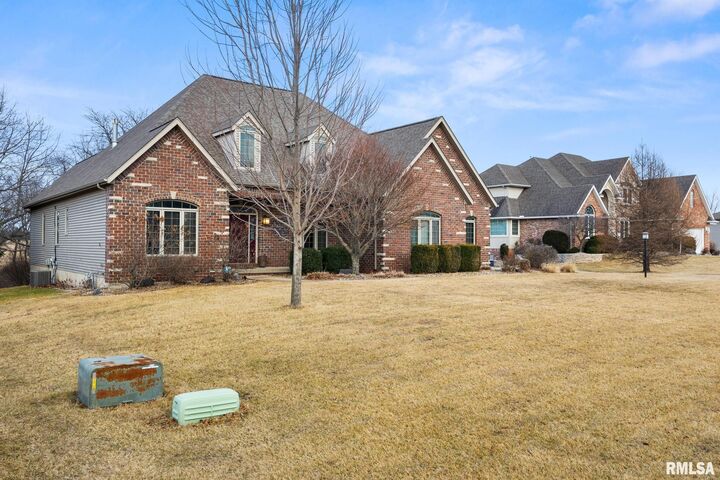 Property Photo:  605 Mayfair Court  IL 61548 