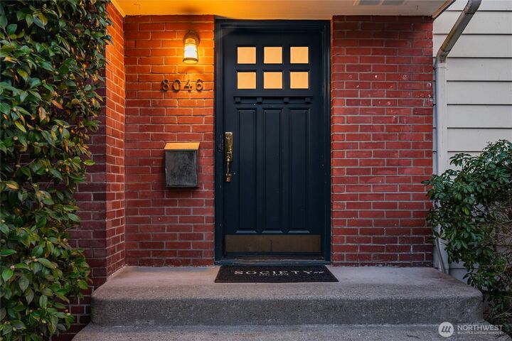 Property Photo:  8046  Fairway Drive NE  WA 98115 