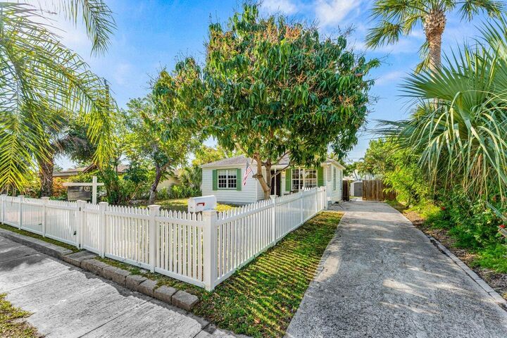 Property Photo:  810 Franklin Road  FL 33405 