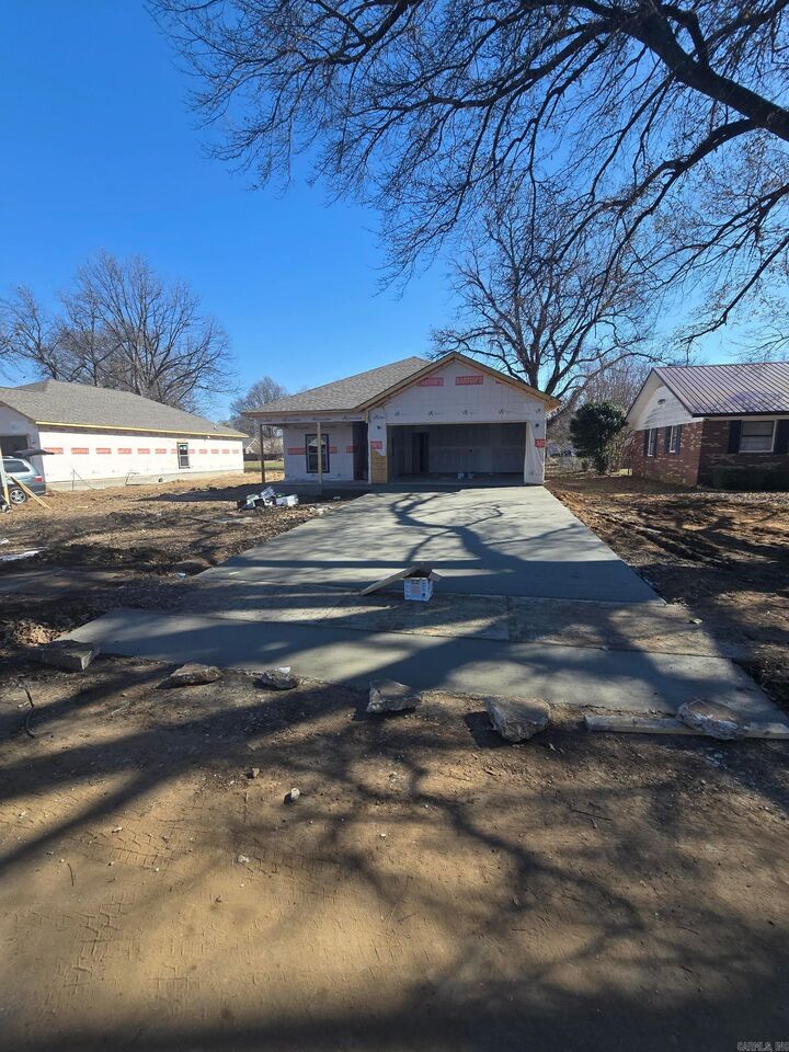 Property Photo:  207 Thopmpson  AR 72358 