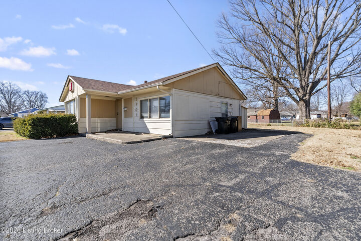 Property Photo:  2909 Hikes Ln  KY 40218 