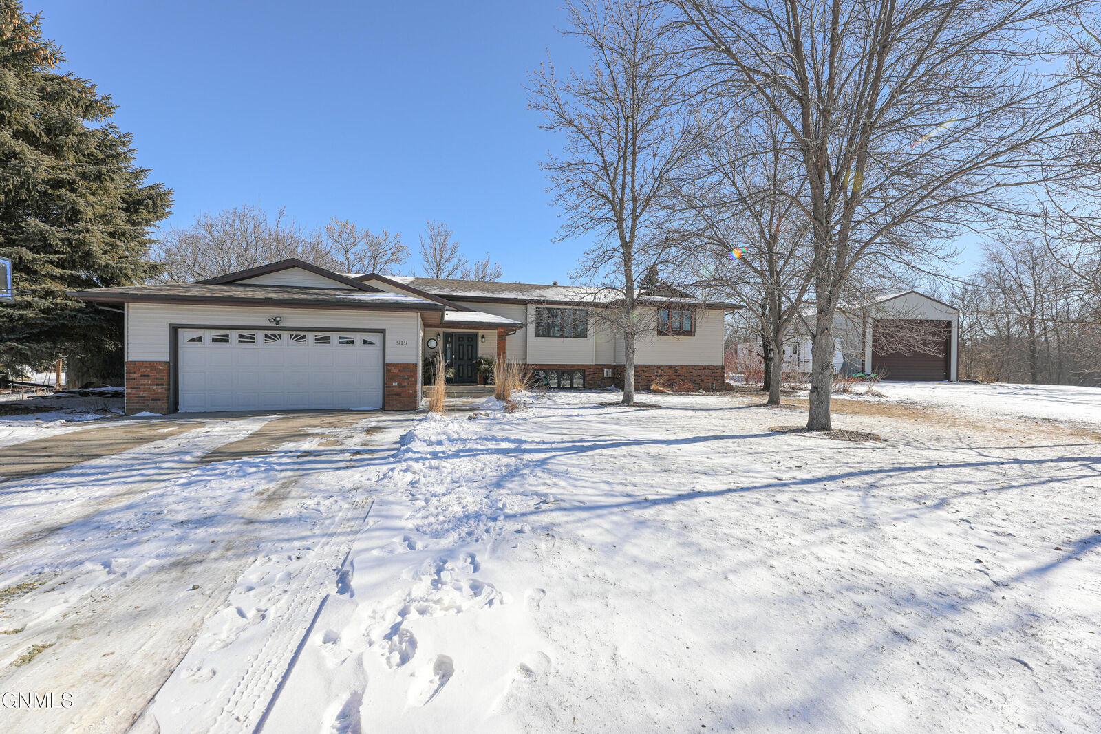 Property Photo:  919 Bristol Drive W  ND 58501 