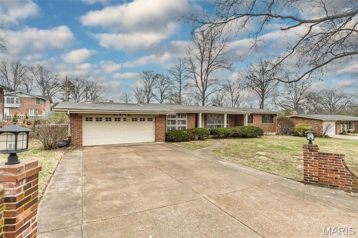 Property Photo:  525 Beaucaire Drive  MO 63122 