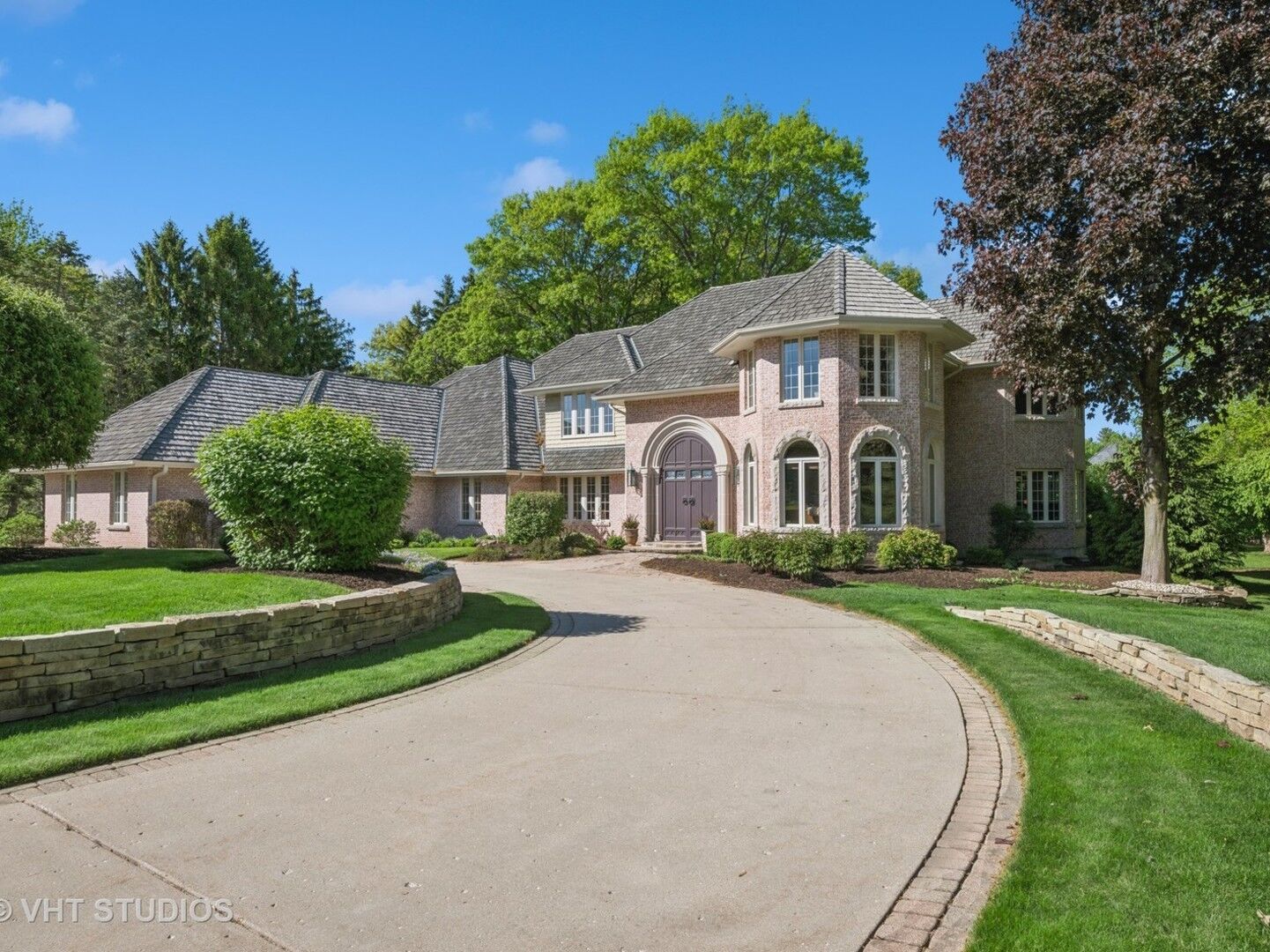 Property Photo: 33 Ketterling Court IL 60010