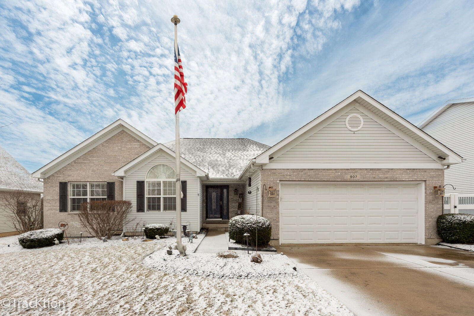 Property Photo:  907 E Broadway Avenue  IL 60096 
