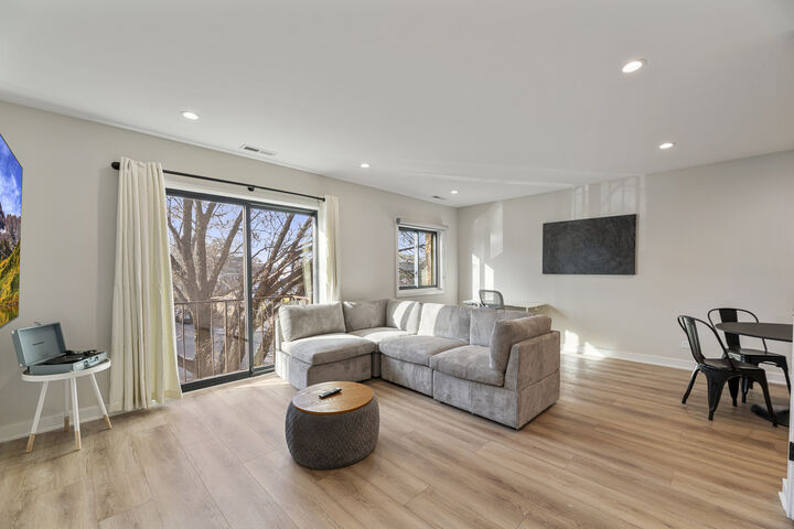 Property Photo:  7109 N Western Avenue 2N  IL 60645 