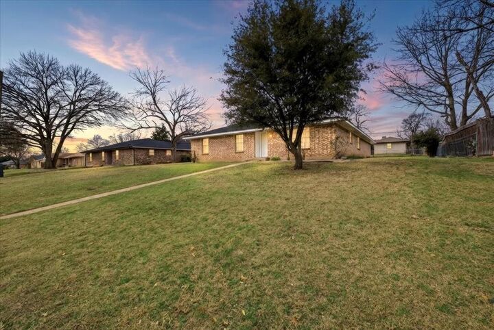 Property Photo:  121 Hillside Lane  TX 75115 