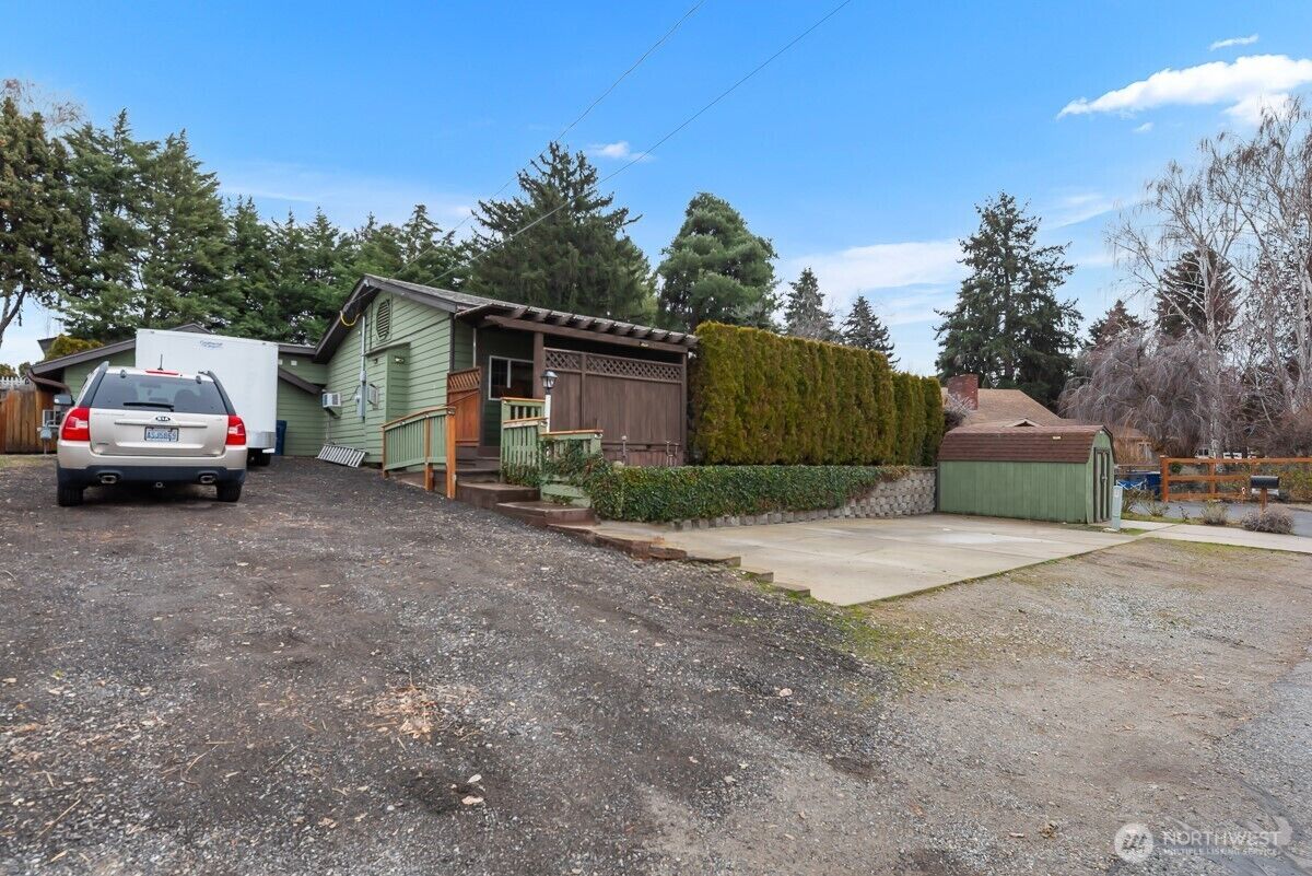 Property Photo: 1134 Barton Square WA 98802