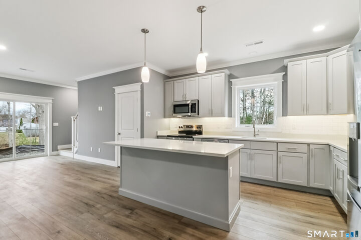 Property Photo:  370 Emmett Street 4-3  CT 06010 