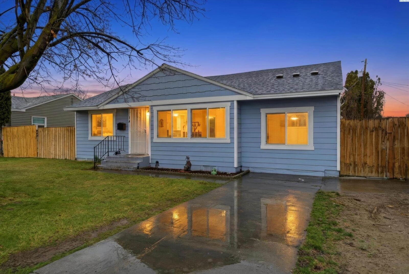 Property Photo:  14 S Rainier St  WA 99336 