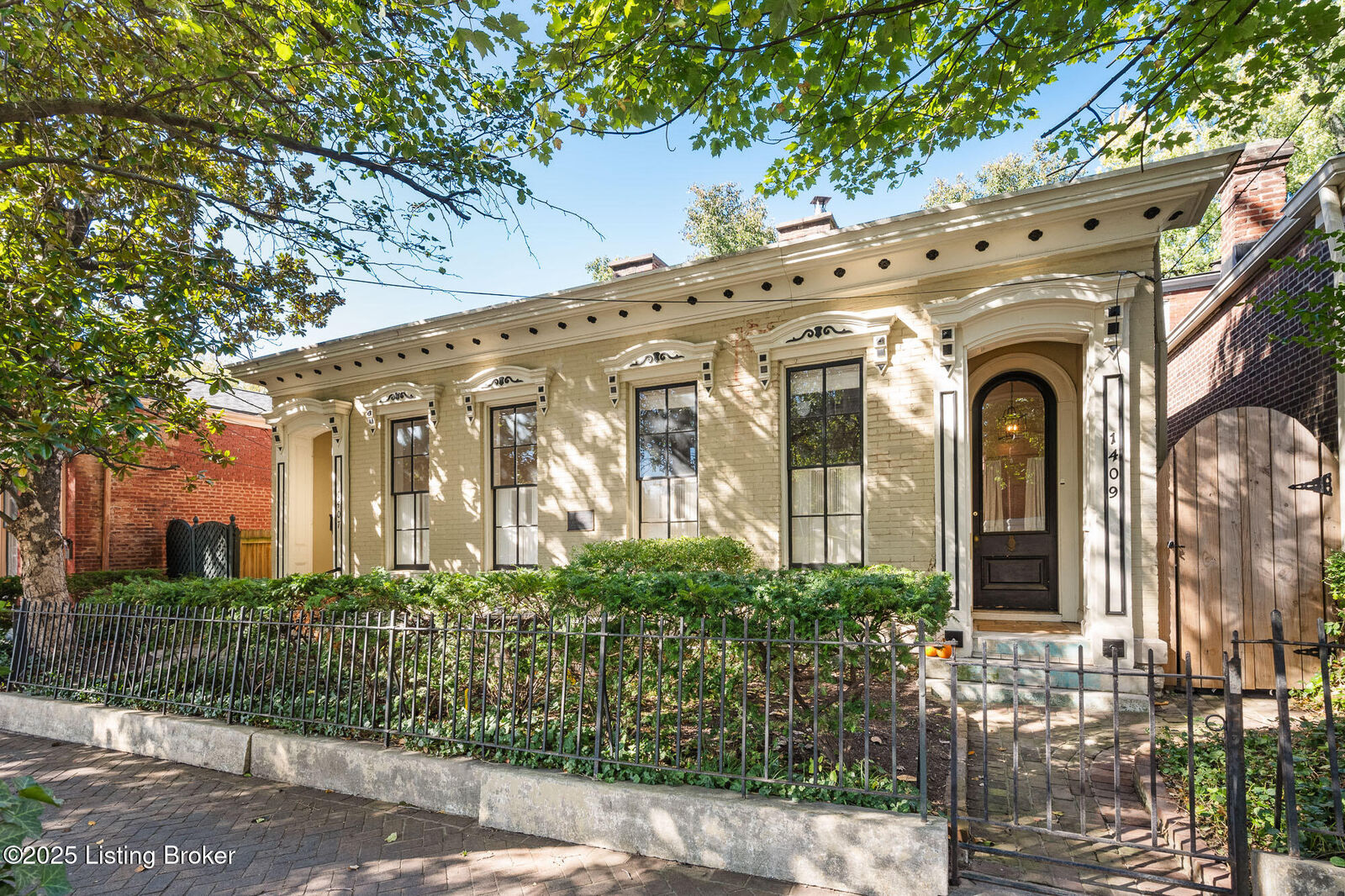 Property Photo:  1409 E Washington St  KY 40206 