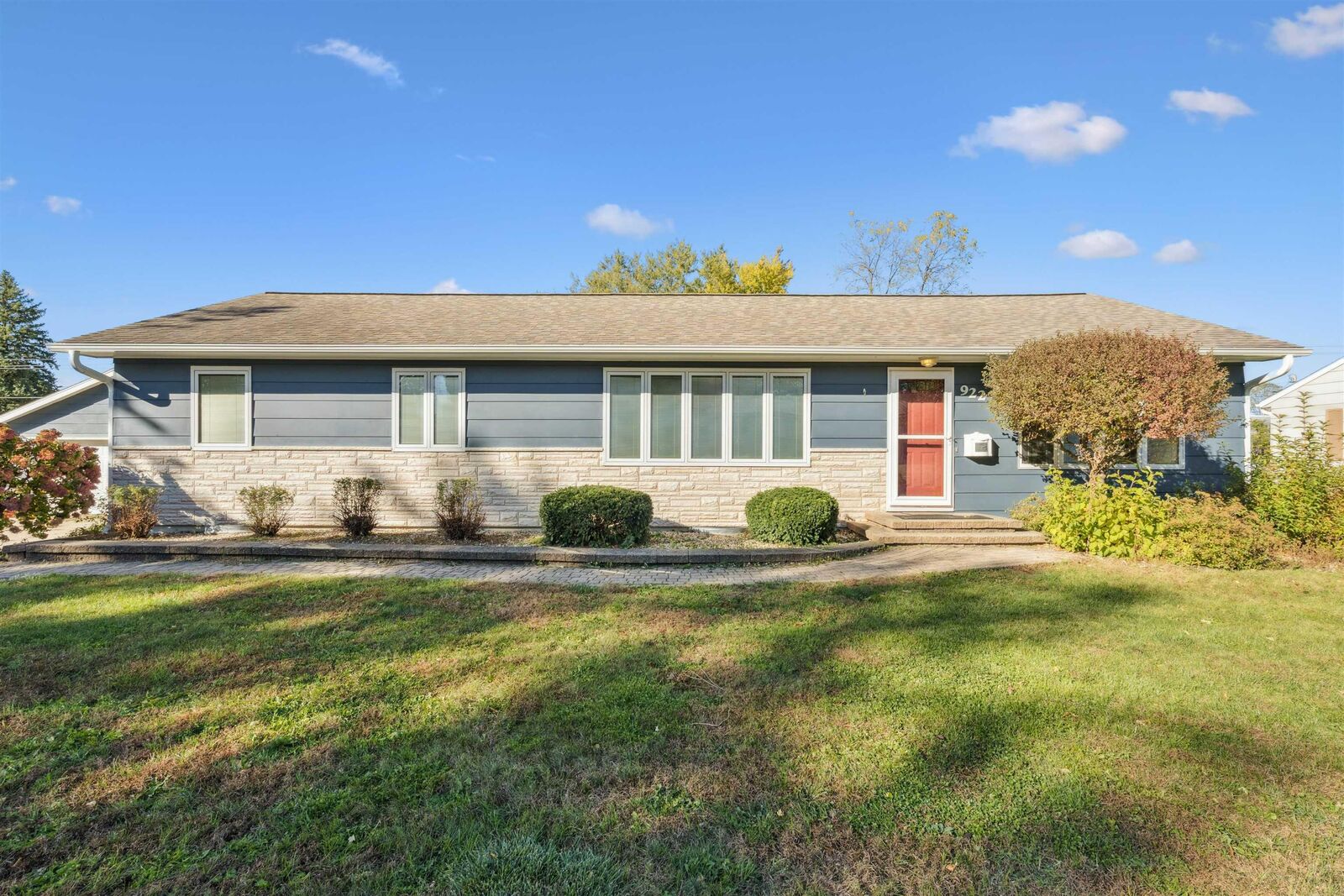 Property Photo:  922 1st Ave SE  IA 50662 