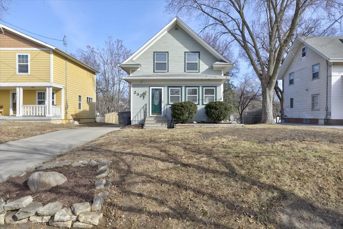 Property Photo:  2327 E 9th Street  IA 50316 