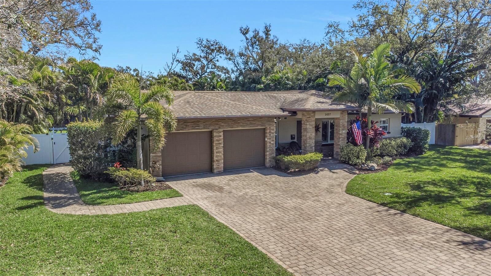 Property Photo:  1437 Country Club Rd N Road N Country Club Rd N  FL 33710 