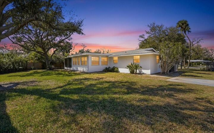 Property Photo:  6617 Glades Way  FL 34231 