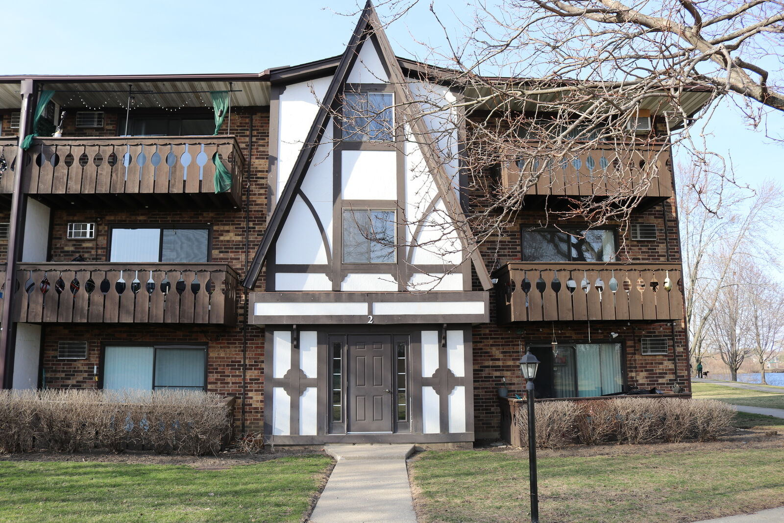 Property Photo:  2 Timber Lane 17  IL 60061 