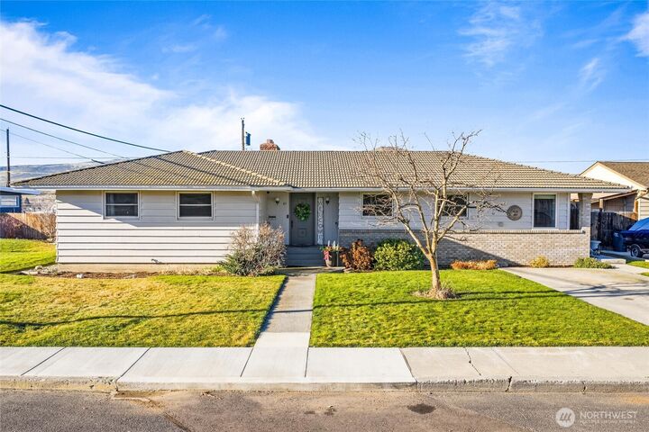 Property Photo:  43  Crest Drive  WA 98823 