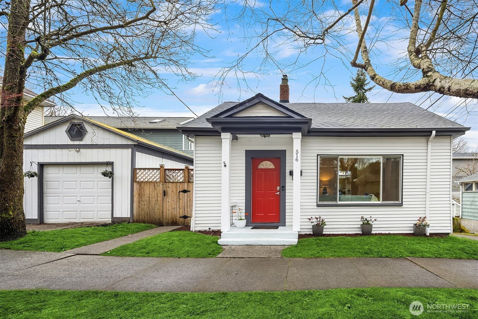 Property Photo:  516 W Howe Street  WA 98119 