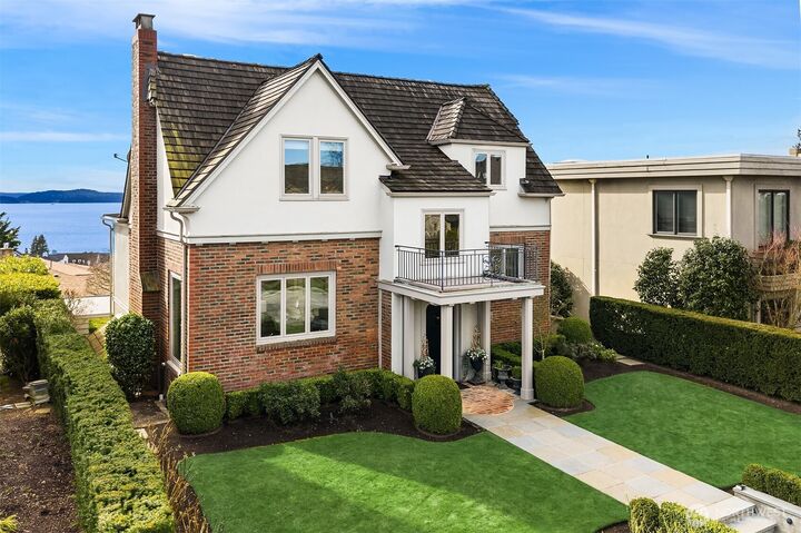 Property Photo:  2519  Crestmont Place W  WA 98199 