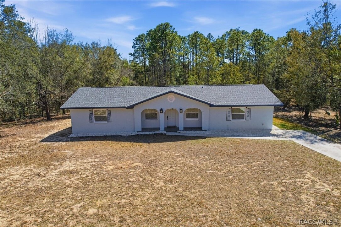 Property Photo:  700 E Stratford Road  FL 34461 