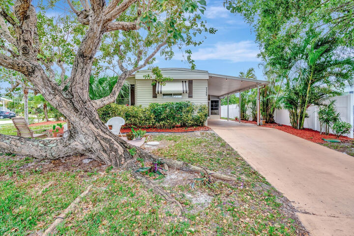 Property Photo: 7184 SE Redbird Circle FL 33455